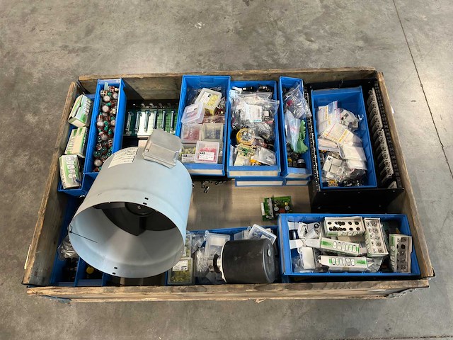 Partij elektronica, lampen & schakelmateriaal - afbeelding 5 van  11