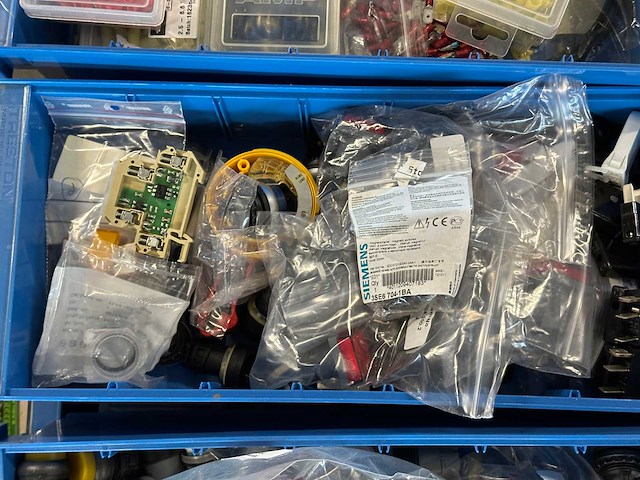 Partij elektronica, lampen & schakelmateriaal - afbeelding 8 van  11