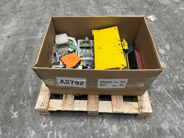 Partij elektronica onderdelen - afbeelding 1 van  7