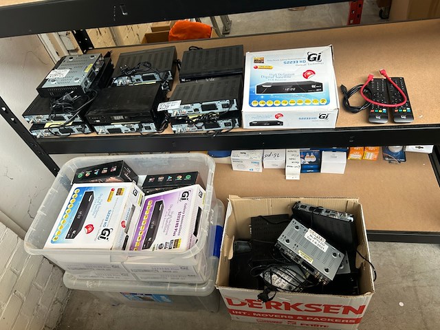 Partij elektronica w.o. digitale satelliet w.o. gi technology - afbeelding 1 van  9