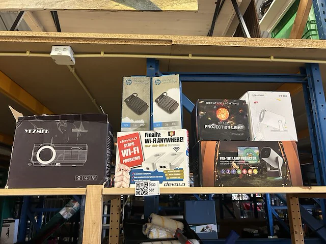 Partij elektronica w.o. hp laptopladers, devolo wifi-adapters en diverse projectoren - afbeelding 1 van  6