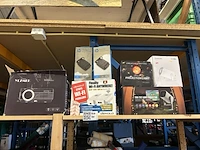 Partij elektronica w.o. hp laptopladers, devolo wifi-adapters en diverse projectoren