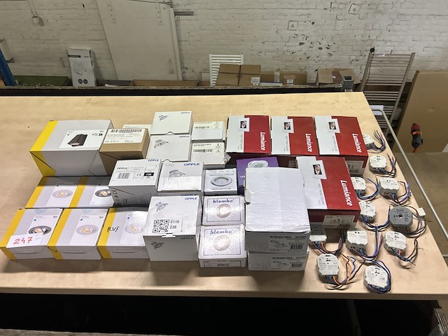 Partij elektronica w.o. led spots, w.o. slv, lumiance, klemco, opple - afbeelding 1 van  9