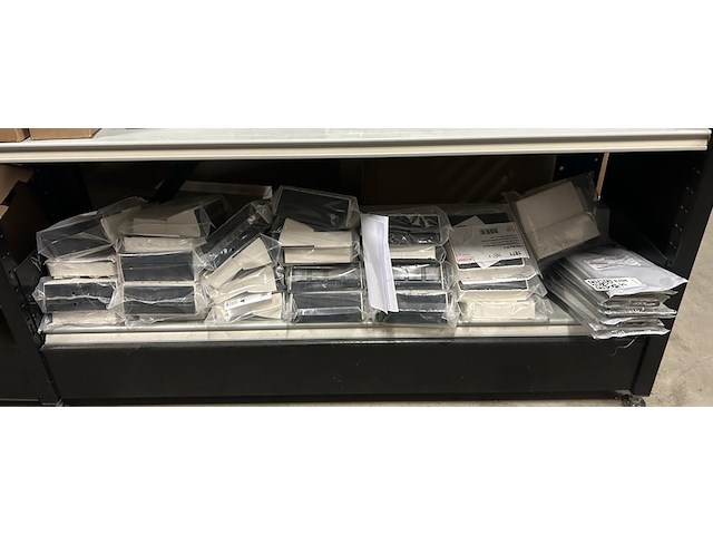 Partij elektronica w.o. universele datadoos w.o. hager, attema - afbeelding 1 van  4
