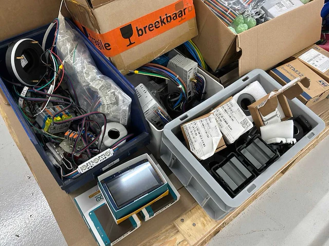 Partij elektronische ontwikkel-, test- en meetapparatuur - afbeelding 1 van  6