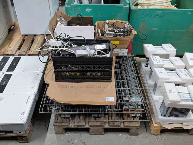 Partij elektrotechnisch materiaal en stalen draadroosters - afbeelding 1 van  8