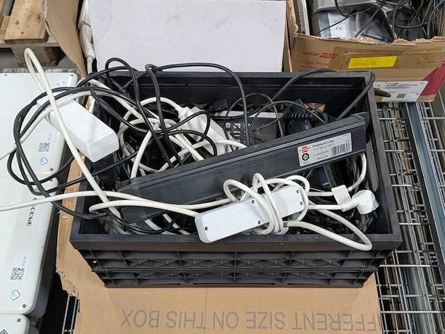Partij elektrotechnisch materiaal en stalen draadroosters - afbeelding 2 van  8