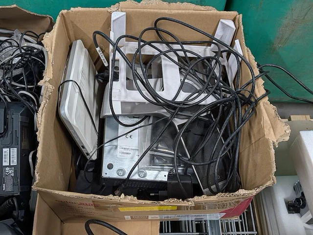 Partij elektrotechnisch materiaal en stalen draadroosters - afbeelding 4 van  8