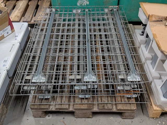 Partij elektrotechnisch materiaal en stalen draadroosters - afbeelding 7 van  8