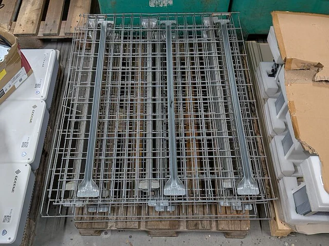 Partij elektrotechnisch materiaal en stalen draadroosters - afbeelding 8 van  8