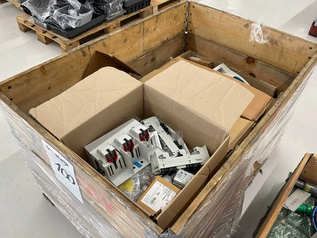 Partij elektrotechnische componenten en schakelmateriaal - afbeelding 2 van  6