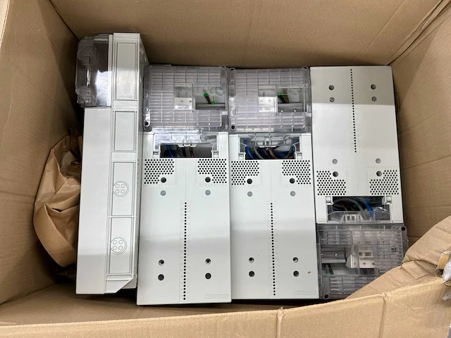 Partij elektrotechnische componenten en schakelmateriaal - afbeelding 1 van  6