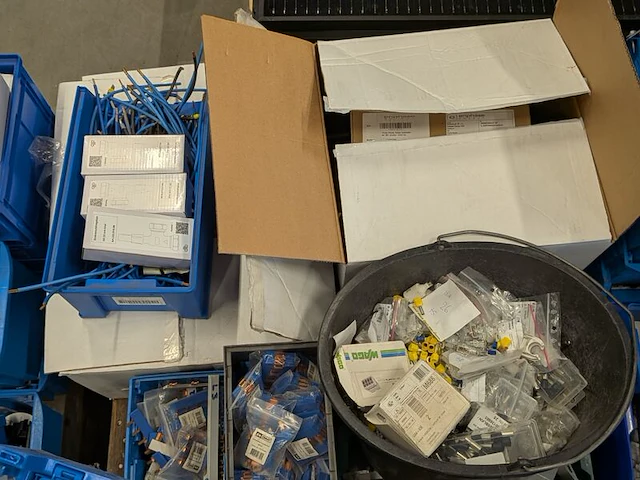 Partij elektrotechnische installatiematerialen en componenten - afbeelding 3 van  25