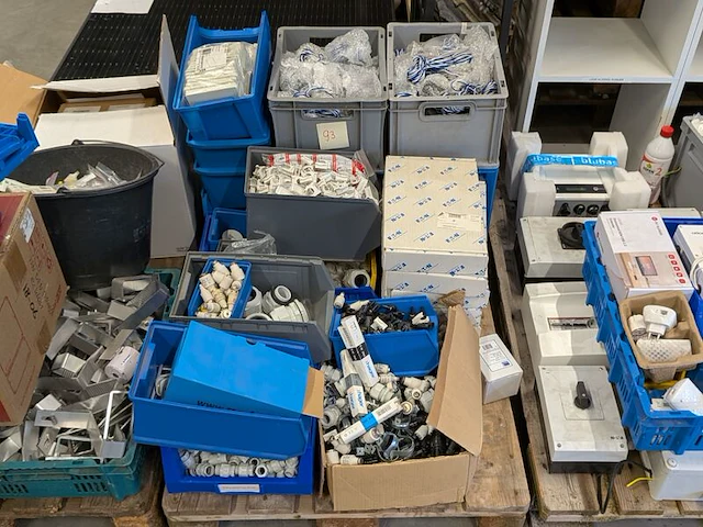 Partij elektrotechnische installatiematerialen en componenten - afbeelding 7 van  25