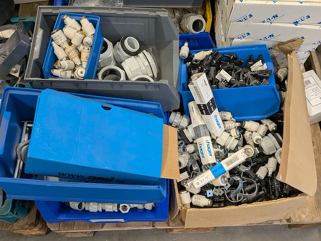 Partij elektrotechnische installatiematerialen en componenten - afbeelding 8 van  25