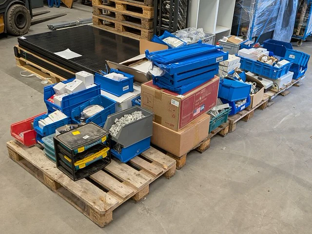 Partij elektrotechnische installatiematerialen en componenten - afbeelding 1 van  25