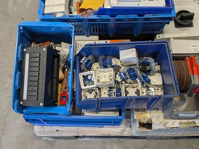 Partij elektrotechnische installatiematerialen en componenten - afbeelding 16 van  25
