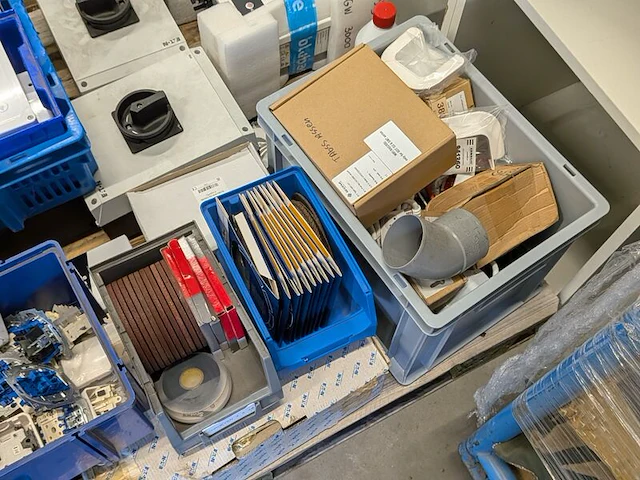 Partij elektrotechnische installatiematerialen en componenten - afbeelding 17 van  25