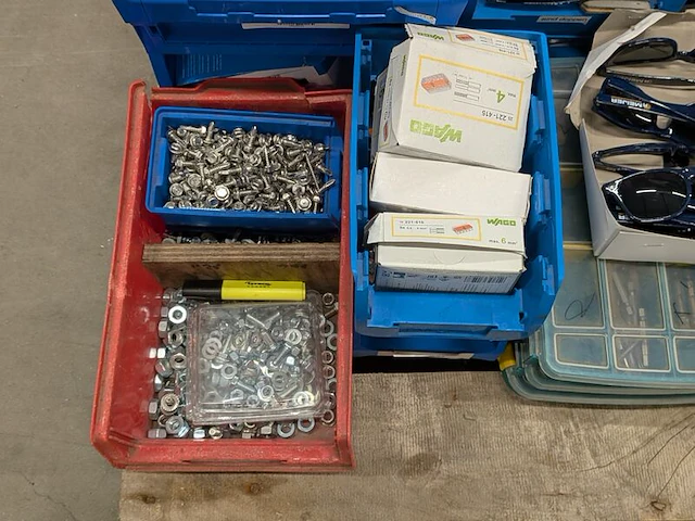 Partij elektrotechnische installatiematerialen en componenten - afbeelding 20 van  25