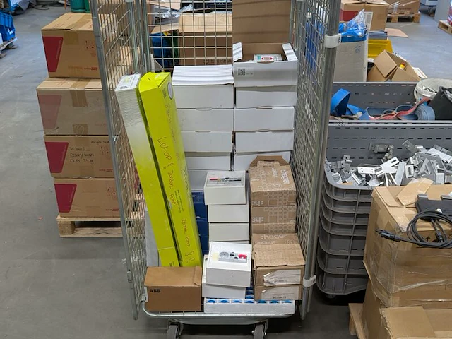 Partij elektrotechnische installatiematerialen en componenten - afbeelding 1 van  8