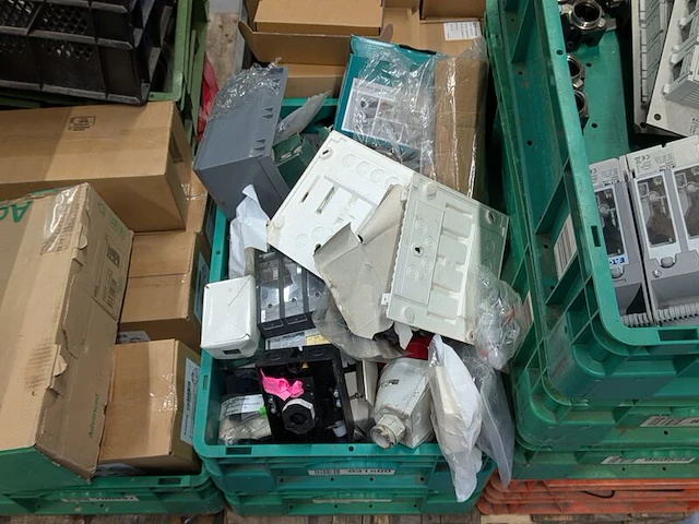 Partij elektrotechnische materialen, componenten en installatiemateriaal - afbeelding 2 van  13