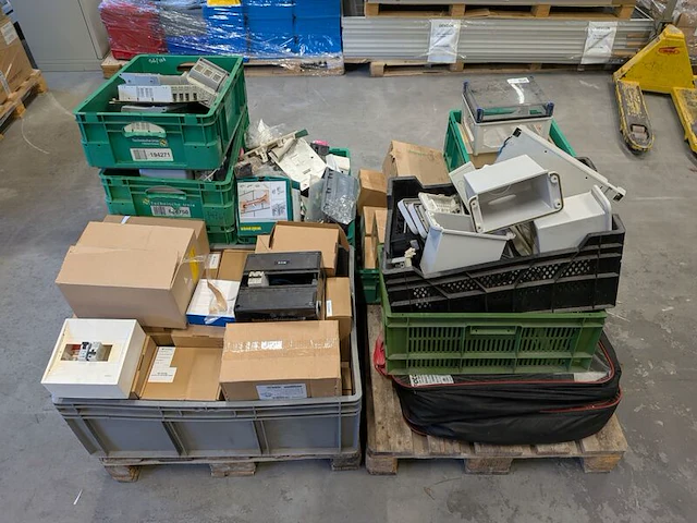 Partij elektrotechnische materialen, componenten en installatiemateriaal - afbeelding 8 van  13
