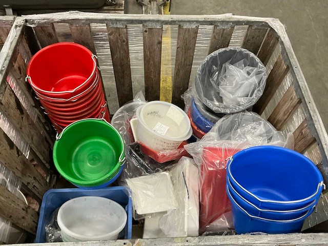 Partij emmers en kratten uit kunststof - afbeelding 1 van  9
