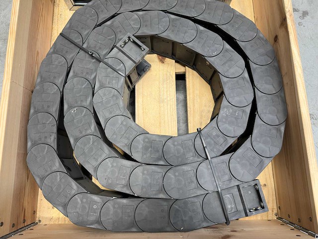 Partij energieketting (kabelrups) met metalen schakelkast - afbeelding 2 van  3