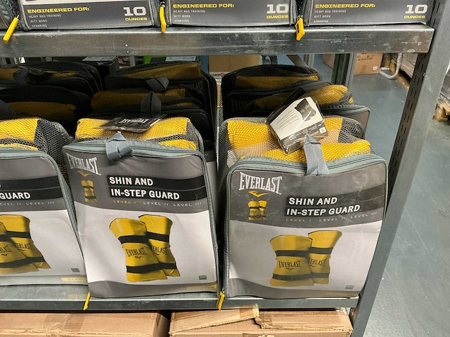 Partij everlast leather thai boxing gloves&shin and in-step guards (48x) - afbeelding 2 van  7