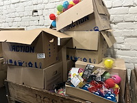Partij feestartikelen w.o. feestlampjes - afbeelding 1 van  9