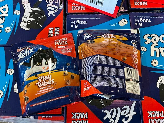 Partij felix play tubes 180g per zakje (425x) - afbeelding 1 van  4
