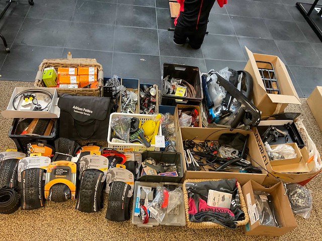 Partij fiets accessoires en onderdelen - afbeelding 1 van  3