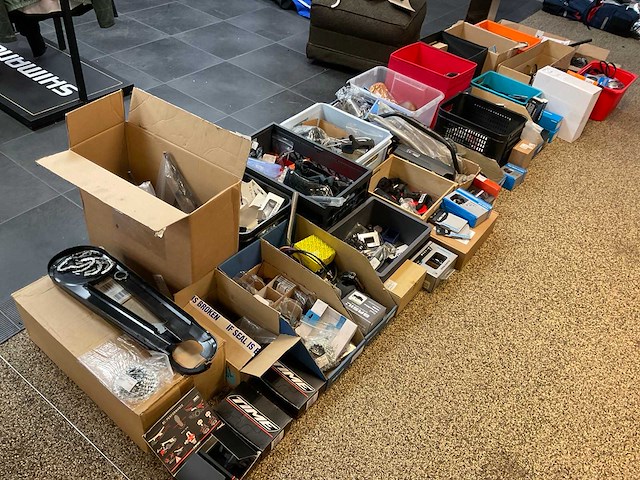 Partij fiets accessoires en onderdelen - afbeelding 1 van  7