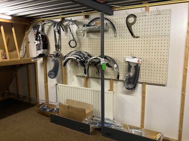 Partij fiets onderdelen/ accessoires - afbeelding 1 van  7