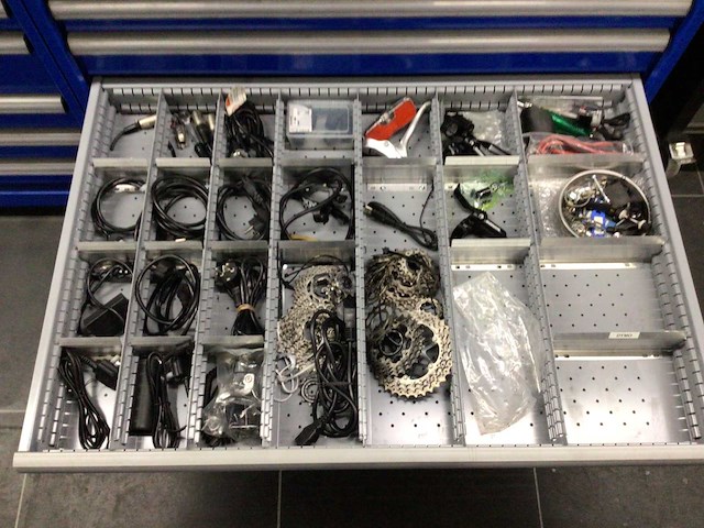 Partij fiets onderdelen in acht laden - afbeelding 5 van  7