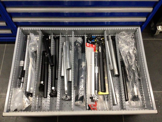 Partij fiets onderdelen in acht laden - afbeelding 7 van  7