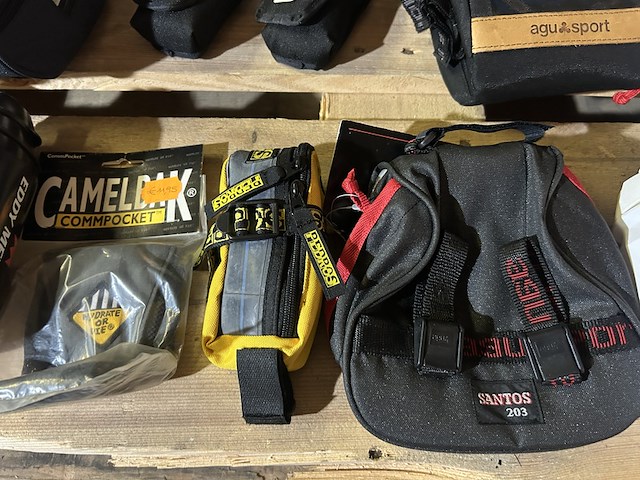 Partij fietsaccessoires w.o. bidons, fietstasje, w.o. agu, camelbak - afbeelding 3 van  8