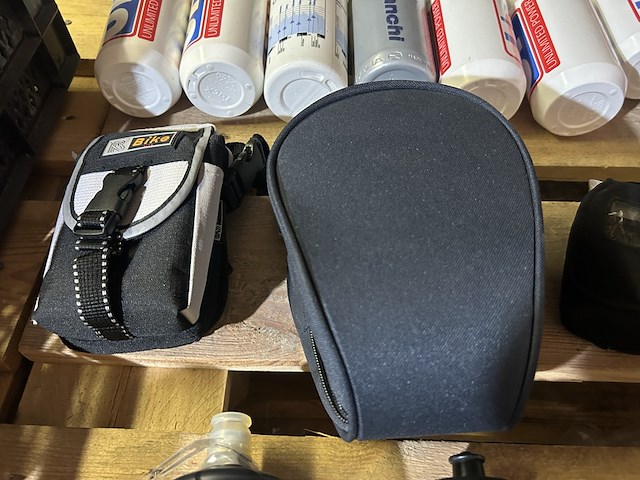 Partij fietsaccessoires w.o. bidons, fietstasje, w.o. agu, camelbak - afbeelding 4 van  8