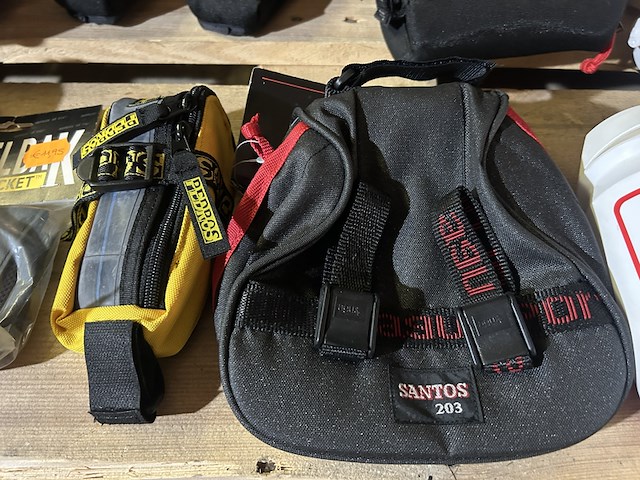 Partij fietsaccessoires w.o. bidons, fietstasje, w.o. agu, camelbak - afbeelding 7 van  8