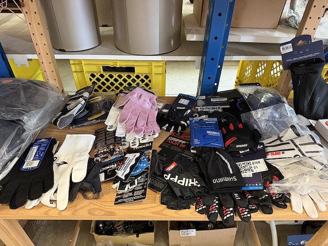 Partij fietsaccessoires w.o. handschoenen, w.o. shimano, bbb, hirzl - afbeelding 1 van  9