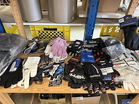 Partij fietsaccessoires w.o. handschoenen, w.o. shimano, bbb, hirzl - afbeelding 1 van  9