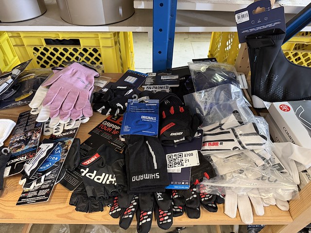 Partij fietsaccessoires w.o. handschoenen, w.o. shimano, bbb, hirzl - afbeelding 2 van  9