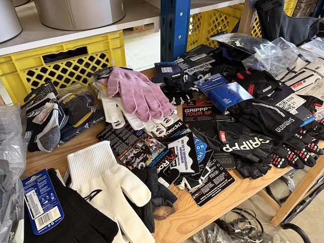 Partij fietsaccessoires w.o. handschoenen, w.o. shimano, bbb, hirzl - afbeelding 8 van  9