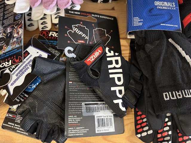 Partij fietsaccessoires w.o. handschoenen, w.o. shimano, bbb, hirzl - afbeelding 9 van  9