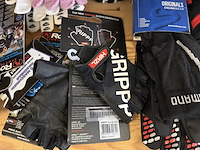 Partij fietsaccessoires w.o. handschoenen, w.o. shimano, bbb, hirzl - afbeelding 9 van  9