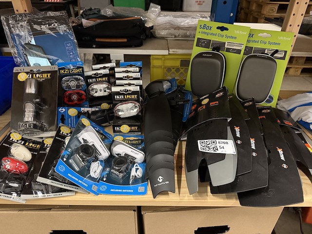 Partij fietsaccessoires w.o. verlichting, w.o. ikzi light, m-wave, selle royal - afbeelding 1 van  9