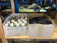 Partij fietsartikelen w.o. pomp, shampoo, binnenbanden - afbeelding 1 van  6