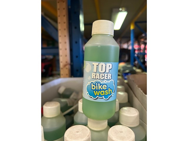 Partij fietsartikelen w.o. pomp, shampoo, binnenbanden - afbeelding 5 van  6