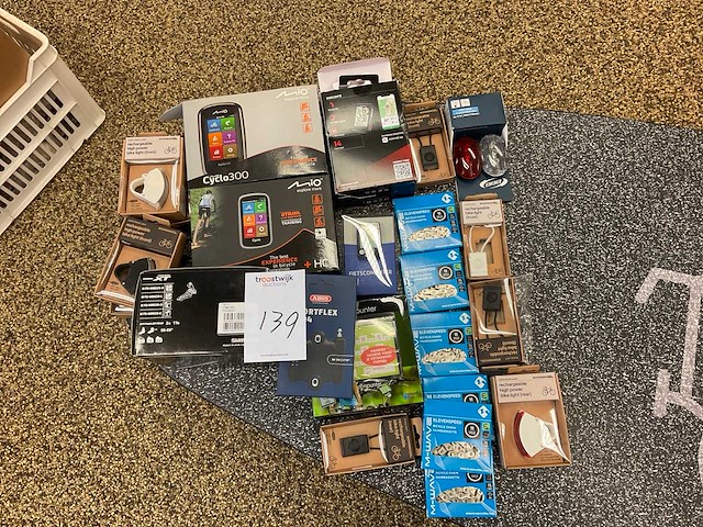 Partij fietscomputers en accessoires - afbeelding 1 van  2