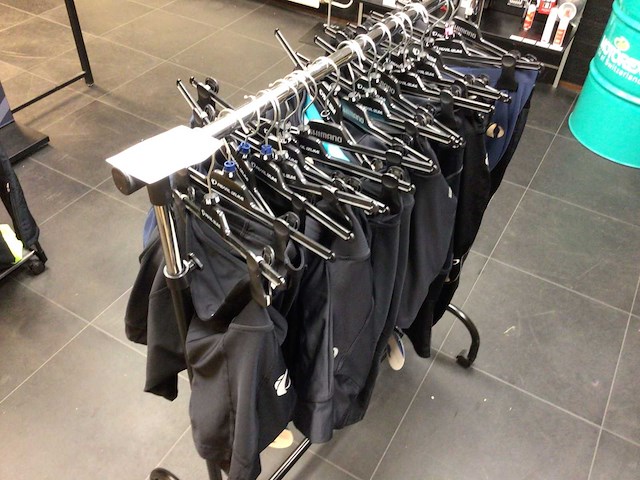 Partij fietskleding in 2 rekken - afbeelding 1 van  4